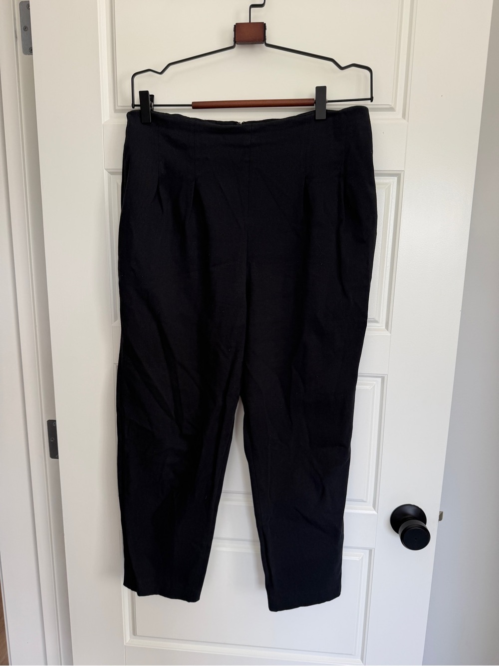 BCBGMaxAzria Black Cropped Ankle Pants
